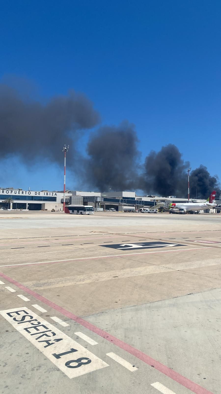 Alarma por un incendio en una nave cercana al aeropuerto de Ibiza