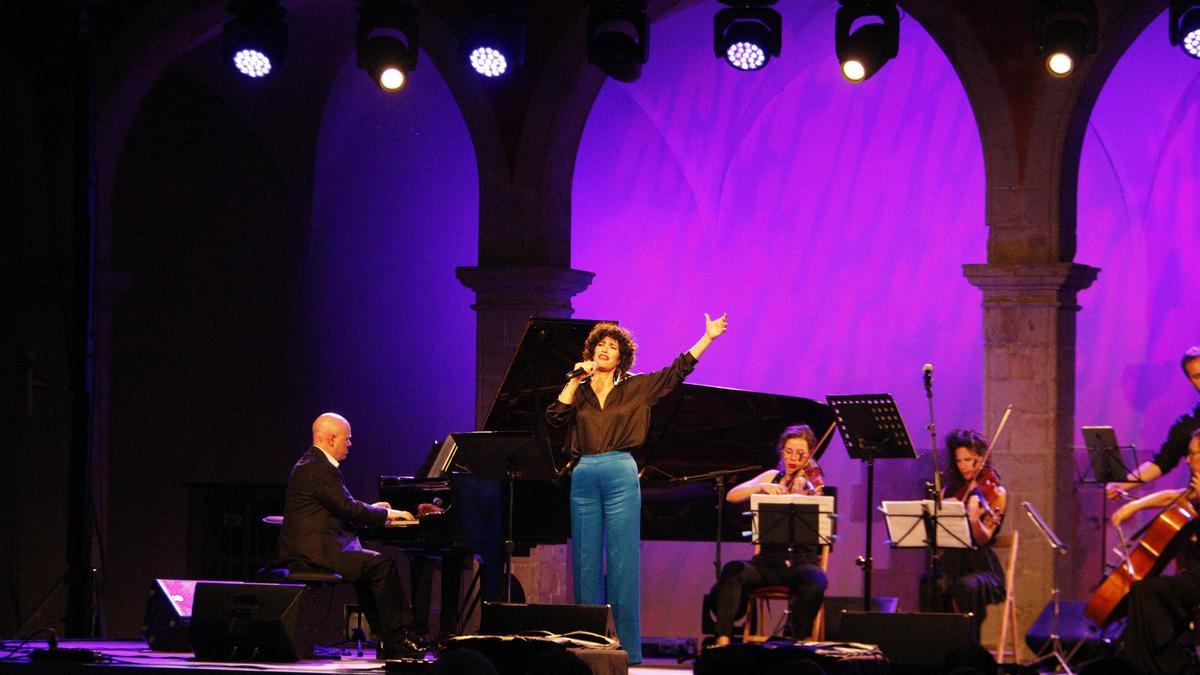 Elena Gadel cantant al concert de Guinovart que ha tancat el festival Istiu de Castelló d&#039;Empúries
