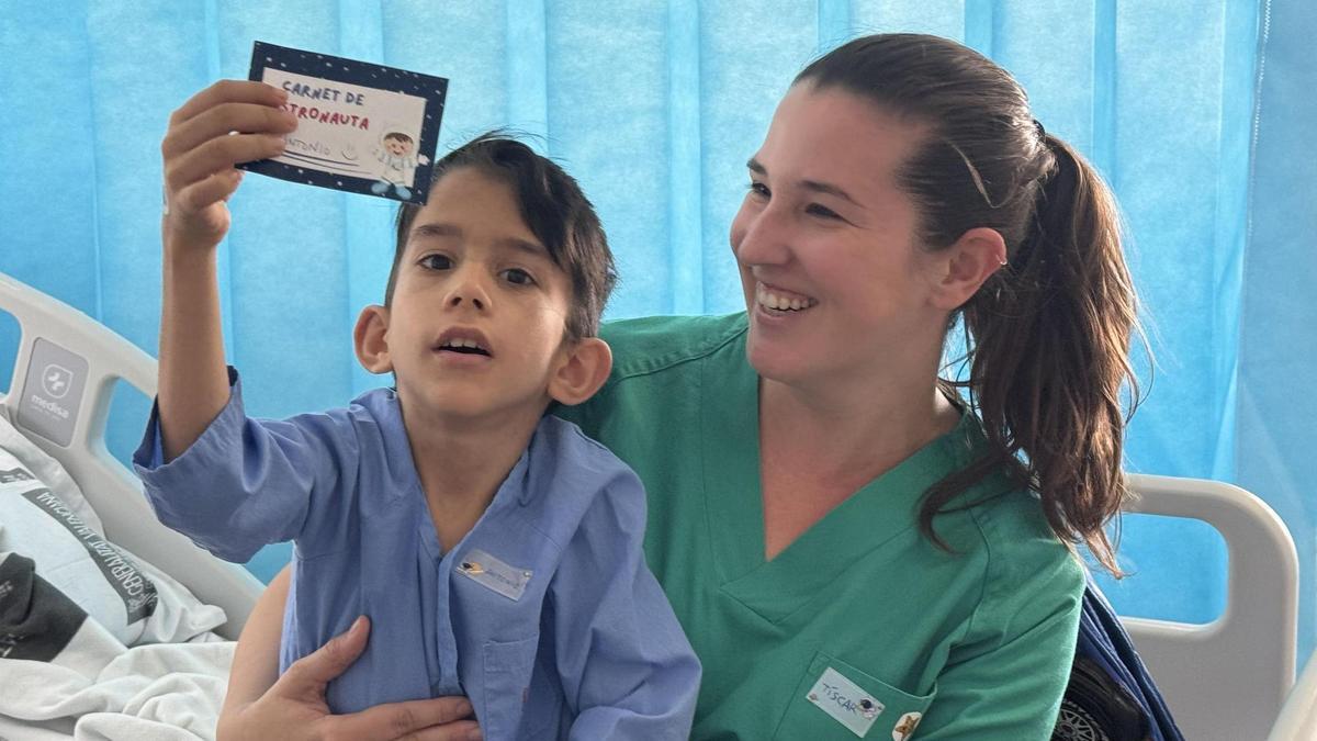 Un paciente con un carnet que se regala a niños sometidos a resonancias en el Hospital General de Elche