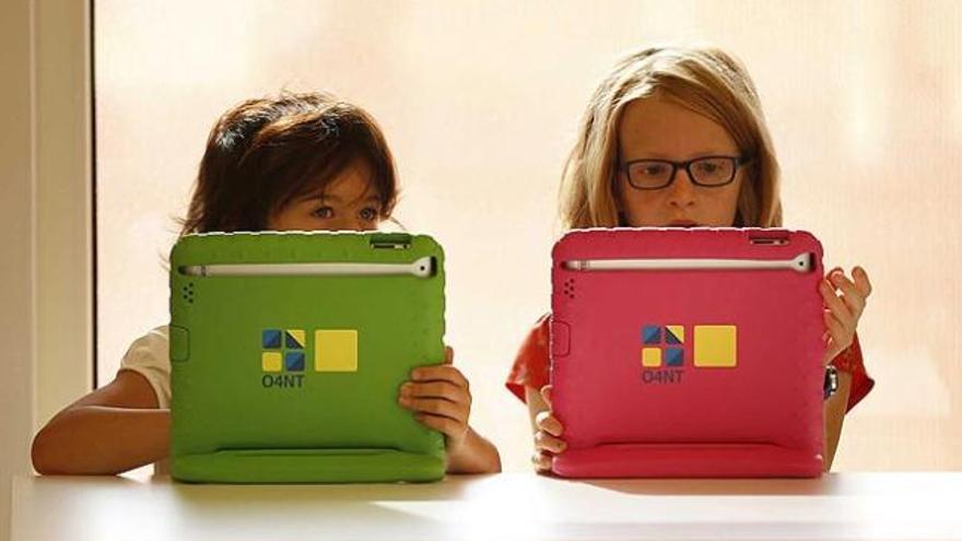 Niños utilizando sus tabletas en un colegio en Holanda.