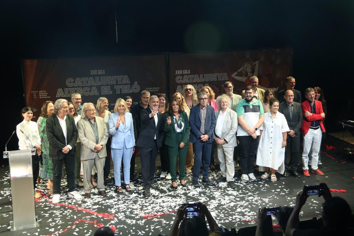 Foto de familia del sector teatral con los responsables de Adetca tras el balance de la temporada pasada.