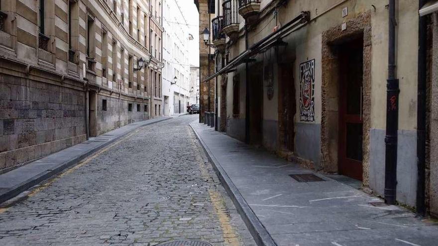 El pub de Cimavilla donde ocurrió el asalto de los encapuchados el pasado domingo.