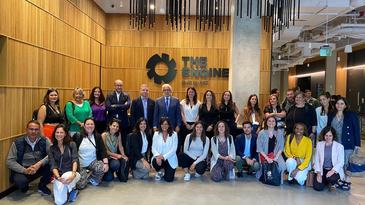 La veintena de emprendedoras junto a los directivos de Foment, Tech Barcelona y el bufete RCD presentes en el viaje