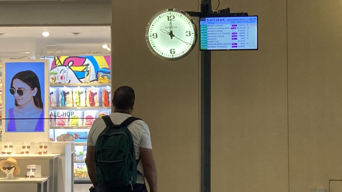 Un viajero mira el horario al que sale su tren en la Estación Delicias de Zaragoza.