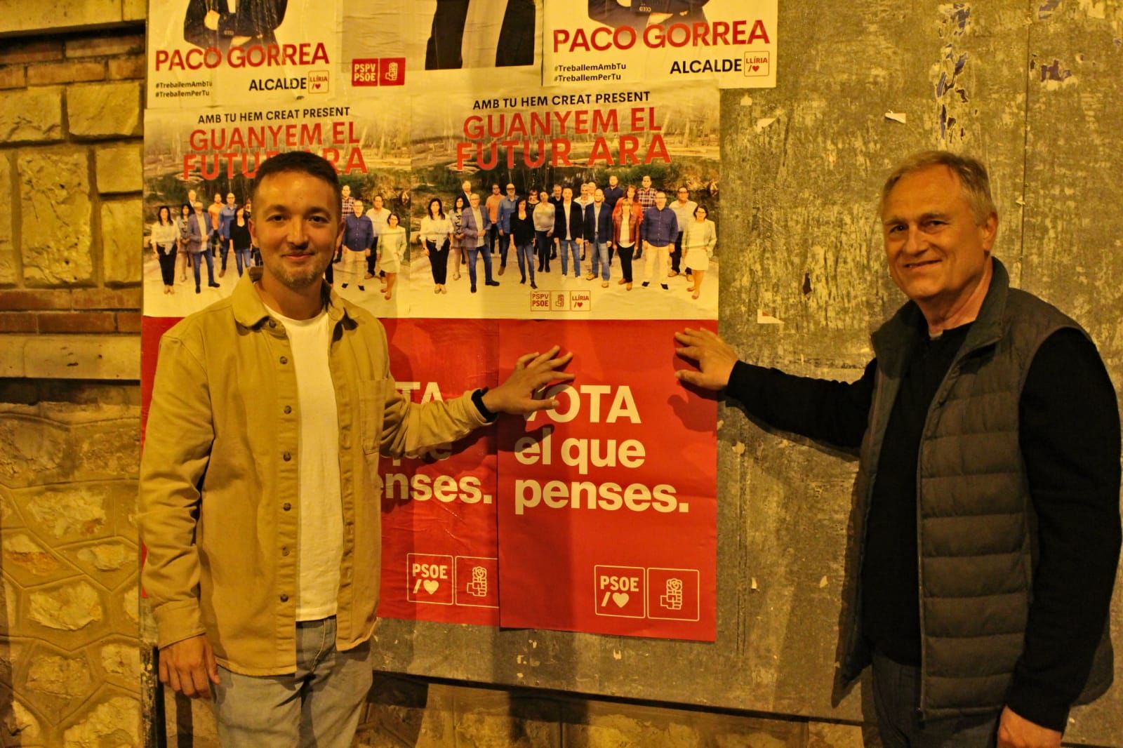 Noche de cuelga de carteles electorales en Camp de Túria