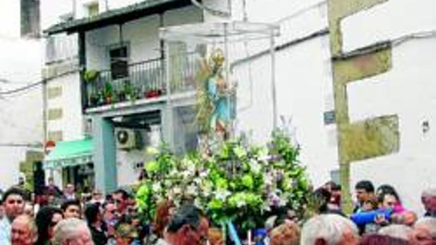 Multitud de fieles acompañan a la patrona hasta Santa María