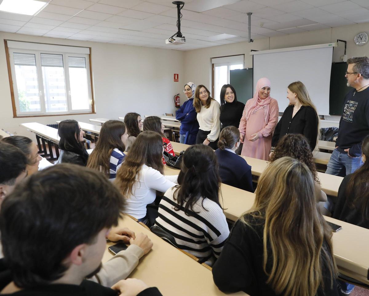 La charla impartida por tres madres de alumnos del colegio que forman parte de la directiva de la AMPA y el director del centro a los alumnos universitarios
