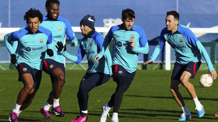 Els jugadors del Barça es preparen per al partit de Copa. | EFE/ENRIC FONTCUBERTA