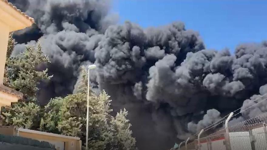 El humo envuelve el aire en Roldán.