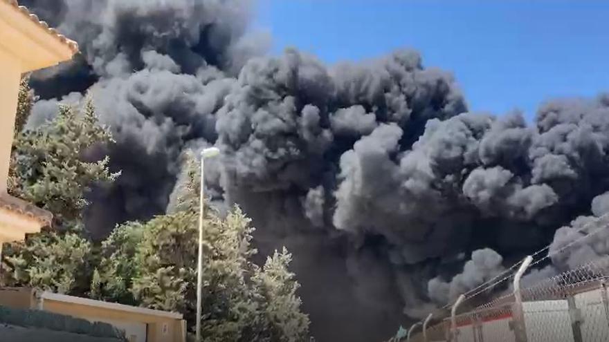 El humo envuelve el aire en Fuente Álamo.