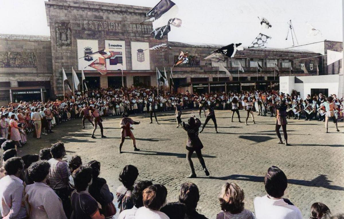 Acróbatas italianos actúan en la Mostra Industrial y Artesanal en el Puerto. Abajo, Vargas Llosa (i.) en las gradas de Balaídos. | /CAMESELLE