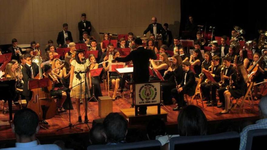 La actuación de la Banda Unión Musical de Meaño, en el Auditorio de Ribadumia. // FdV