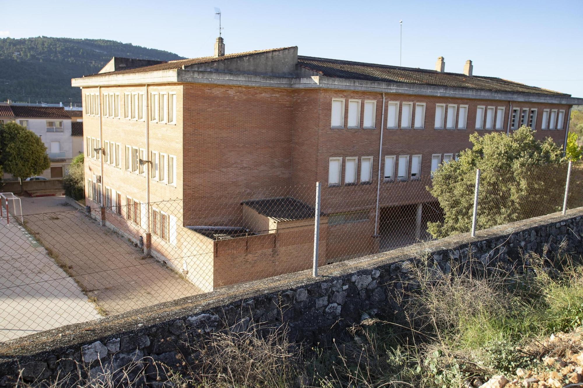 Protesta a las puertas del CEIP Lluís Vives de Bocairent por la paralización de las obras.