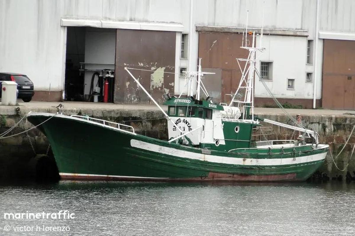El pesquero portugués hundido en la dársena de Bouzas, en imágenes