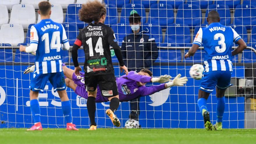 Lucho realiza una estirada en Riazor