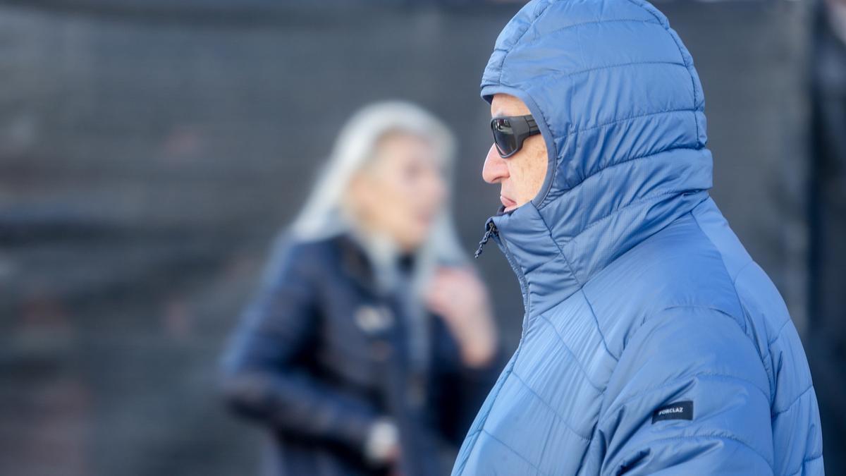 Un hombre pasea abrigado con capucha, a 1 de diciembre de 2022, en Madrid (España).  .