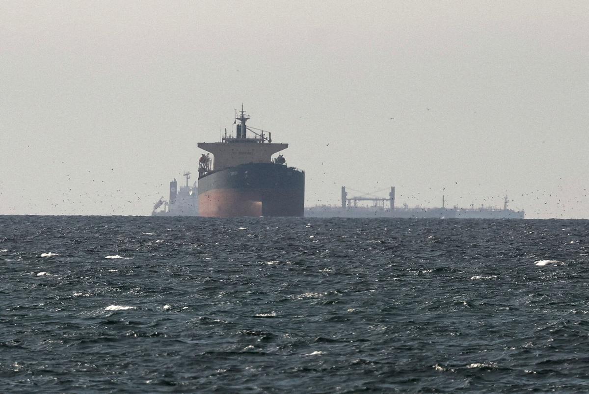 Un buque surca las aguas del estrecho de Ormuz en una imagen facilitada por el Ministerio de Información de Omán.