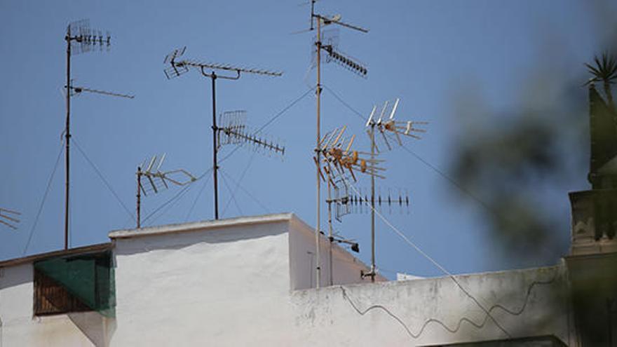Antenas de televisión de un edificio de Vila que deben ser reemplazadas.