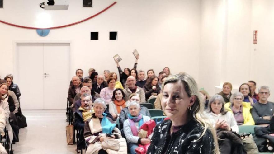 La escritora, Eva García Sáenz de Urturi, en Gozón. |