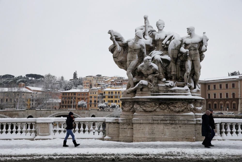 Roma celebra la llegada de la nieve