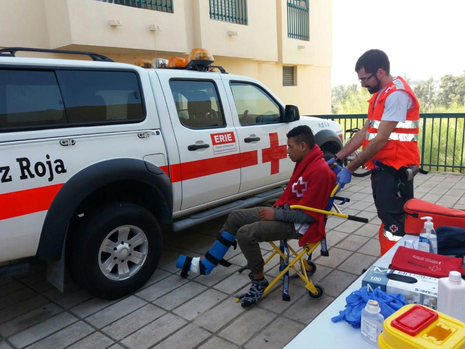 La embarcación ha llegado a la costa a las 8.00 horas y los ocupantes de la embarcación han sido trasladados al cuarte de la Guardia Civil