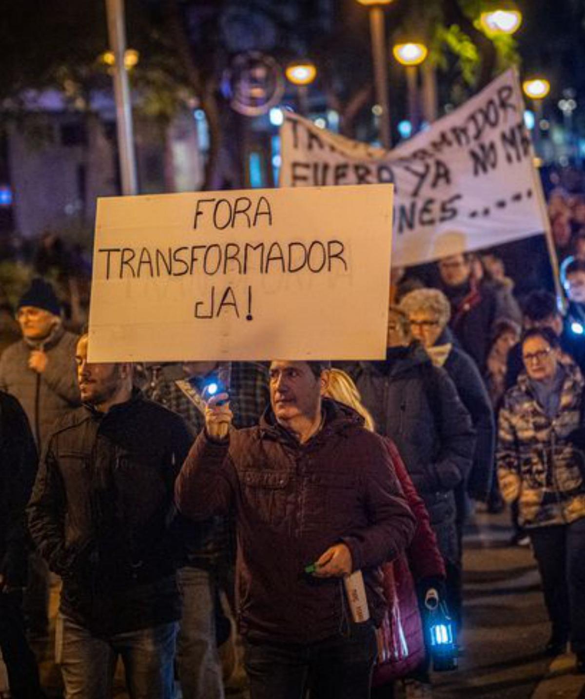 Els veïns protesten pels talls de llum a la Prosperitat