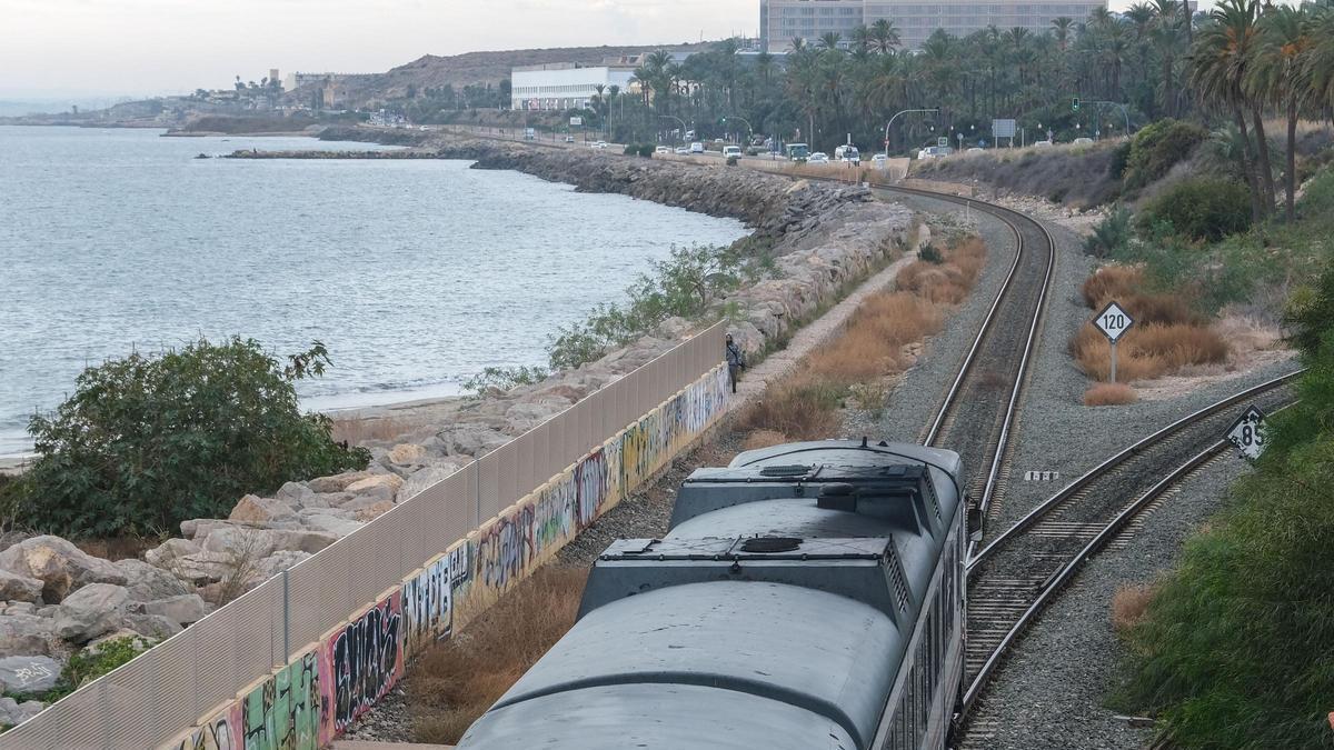 Primer paso real en la variante de Torrellano para desmantelar las vías y conectar el aeropuerto de Alicante