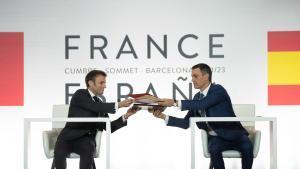 Barcelona, 19/01/2023 El presidente de Francia, Emmanuel Macron (i) y el presidente del Gobierno, Pedro Sánchez (d), durante la firma de un Tratado de Amistad entre sus respectivos países, durante la XXVII Cumbre Hispano-Francesa, en el Museo Nacional de Arte de Cataluña (MNAC)
