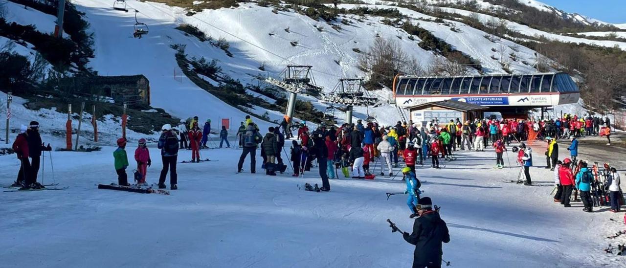 Esquiadores en Fuentes de Invierno, ayer. | Escuela de Esquí Fuentes de Invierno.