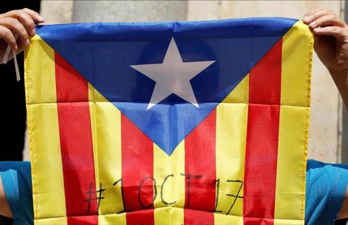 Una ’estelada’ con la fecha del referéndum.