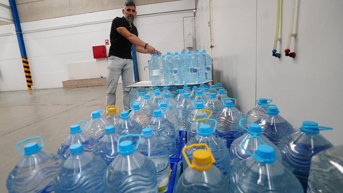 Reparto de agua en Los Pedroches este martes, tras el anuncio de la inminente vuelta del agua.