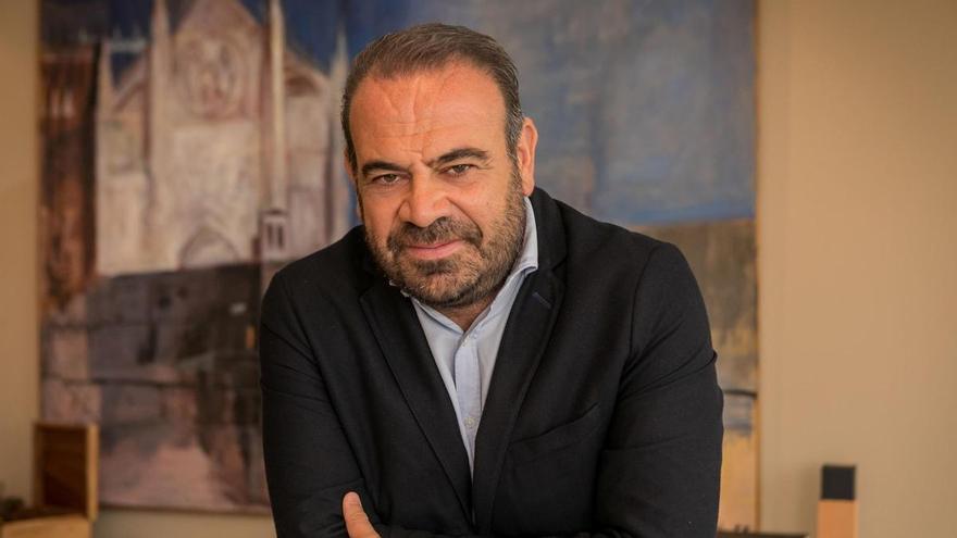 El Rey Carlos III condecora a Gabriel Escarrer como miembro honorario de la Orden del Imperio Británico