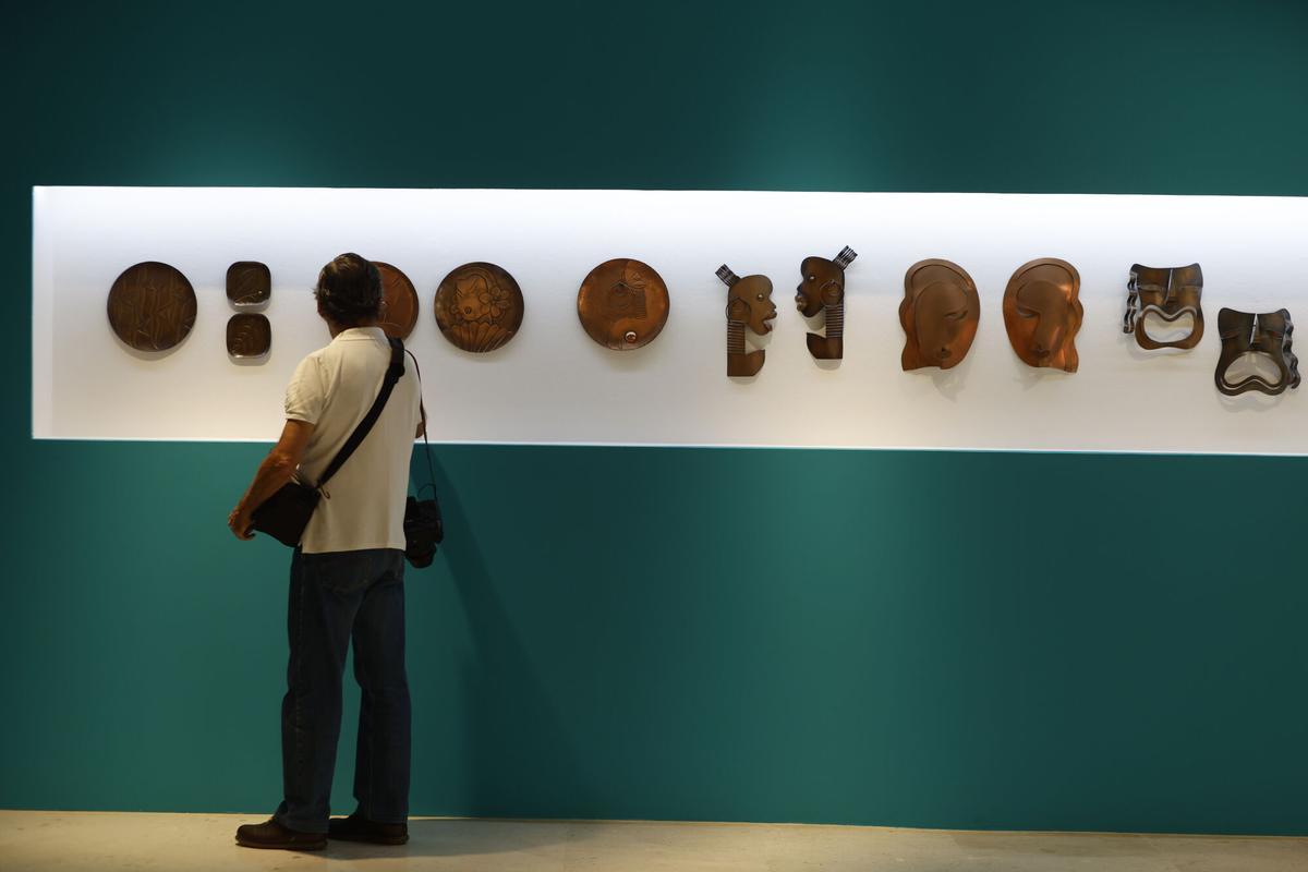 Una persona observa una parte de la exposición 'Del óvulo al origen. Un viaje a la inversa', de Frank Rebajes en el MUCAC La Coracha