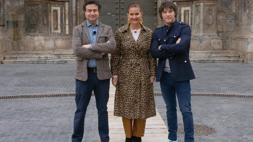 Pepe, Samantha y Jordi posan frente a la Catedral.