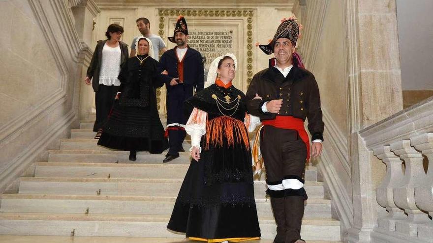 Integrantes de Sete Espadelas, la teniente de alcalde Carme da Silva y el diputado provincial Xosé Leal en la presentación del desfile. // G.S.