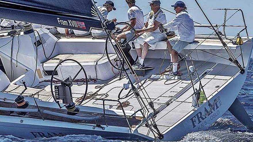 El rey Harald de Noruega a bordo del &#039;Fram XVIII&#039;, entrenando para su debut del miércoles.