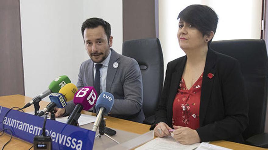 El alcalde de Vila, Rafa Ruiz, y la concejala de Urbanismo, Elena López, ayer, en rueda de prensa en Can Botino.