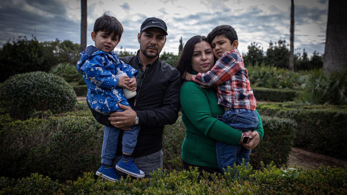 Feridoon Aryan con  su mujer, la ginecóloga Nooria Fakhree, y sus dos hijos en un parque de Barcelona el pasado 3 de noviembre.