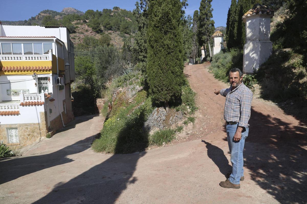 Garriga muestra el mal acceso de la carretera del cementerio.