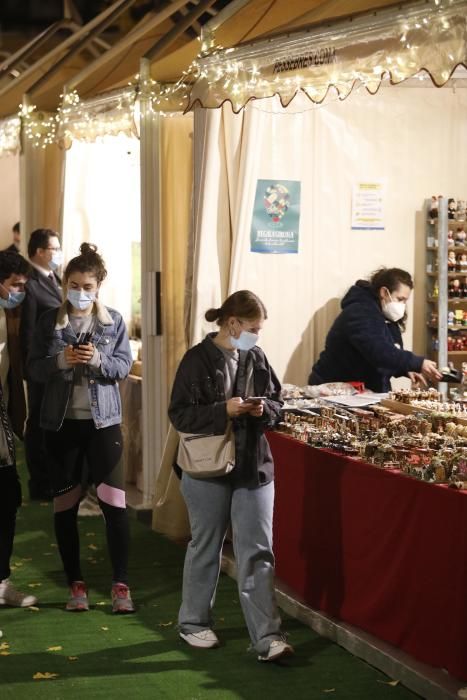 El primer dia del mercat de Nadal de Girona