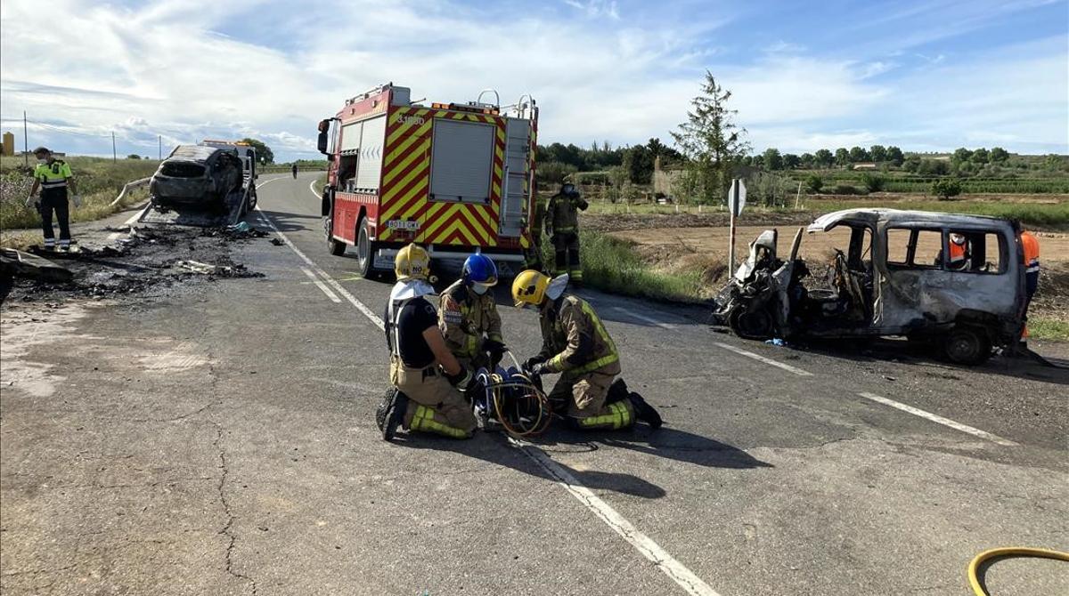 Dos muertos en un choque frontal en Artesa de Lleida. En las imágenes, el lugar de los hechos, tras el accidente.