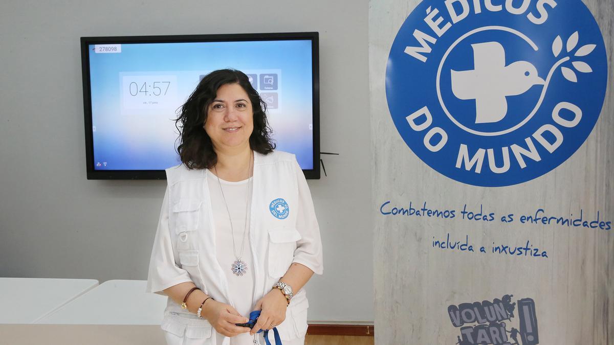 Nieves Turienzo, junto a la oficina de Médicos del Mundo en Vigo