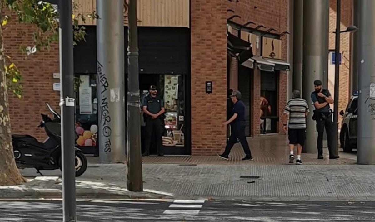 Agentes de la Guardia Civil, durante el registro practicado en la cafetería de uno de los detenidos.