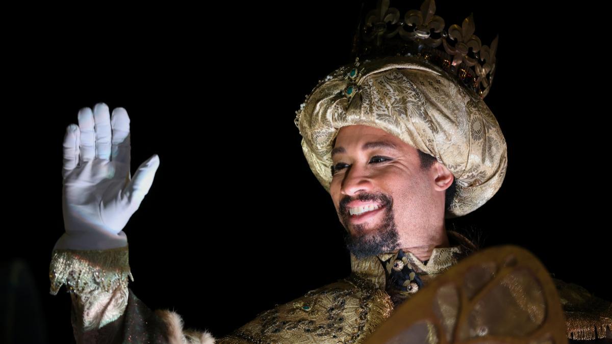 El Rey Baltasar saluda durante la Cabalgata de los Reyes Magos, a 5 de enero de 2025, en Madrid (España).