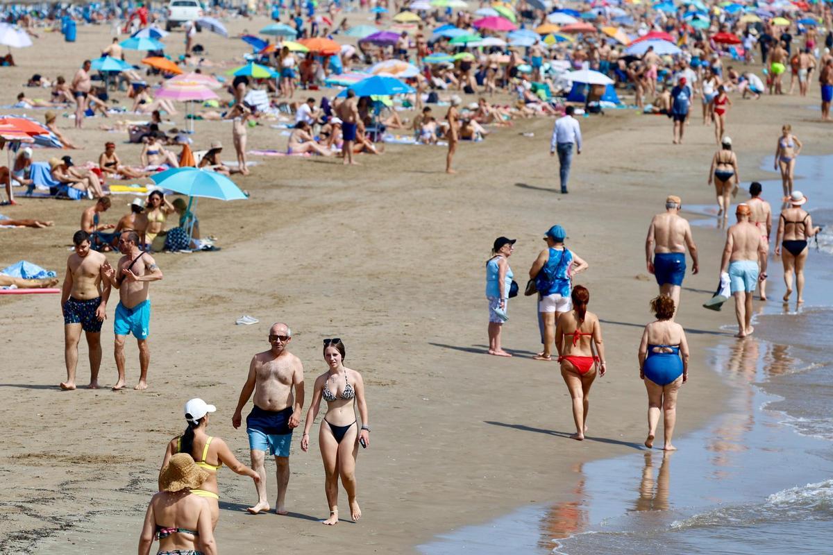 Las playas de València se llenan ante las altas temperaturas