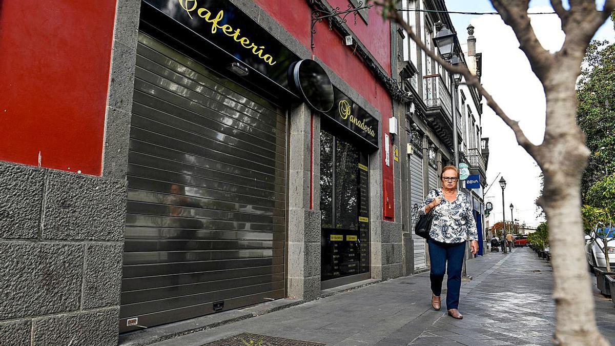 Un comercio cerrado en las calles de Arucas.