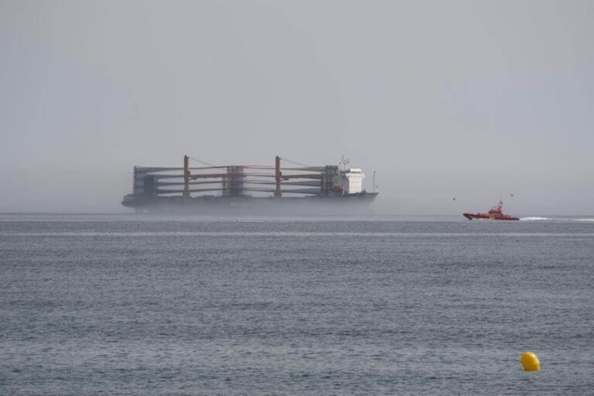 Imágenes del Tony Stark, a dos kilómetros escasos de la costa ceutí