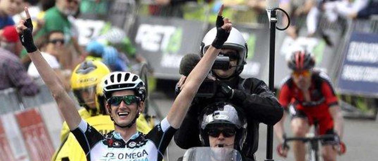 Poels celebra su victoria en Arrate, con Samuel al fondo.