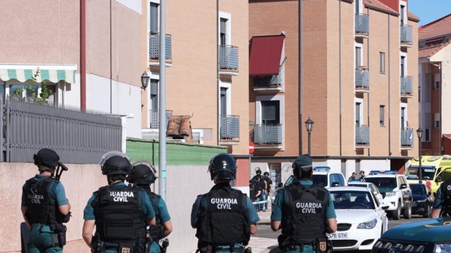 El presunto asesino de un hombre en Santovenia de Pisuerga (Valladolid) se atrinchera en su domicilio con un rehén.