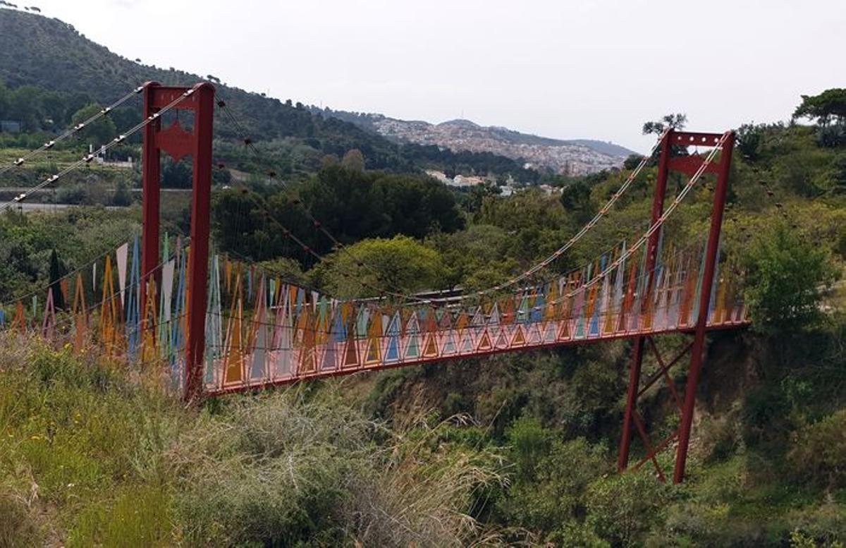 Puente de colores del Parque Forestal La Concepción